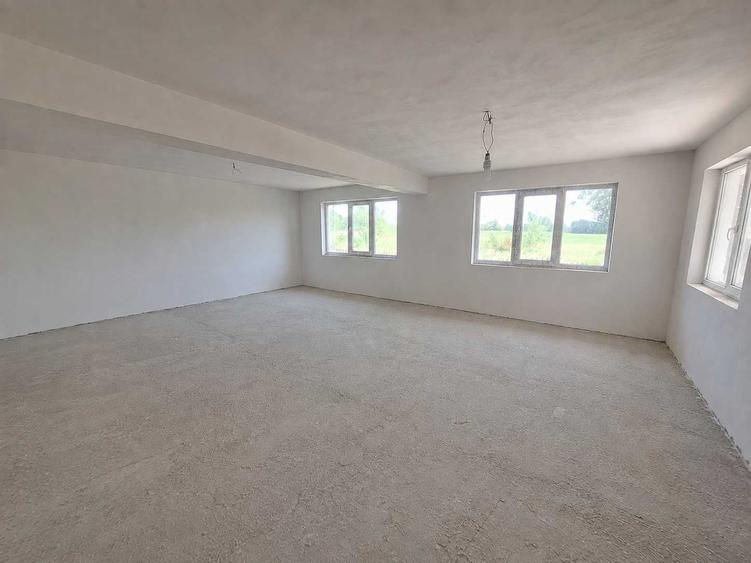 Casă cu 4 camere decomandat în Suseni