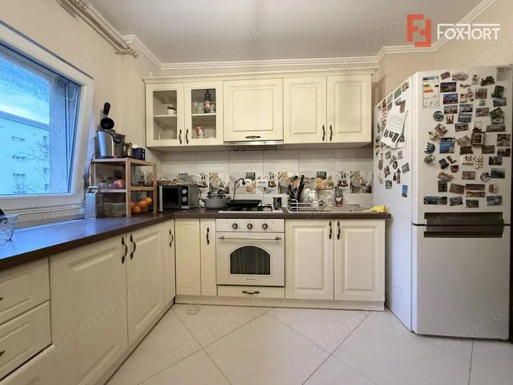 Apartament cu 4 camere semidecomandat, mobilat în Bucovina