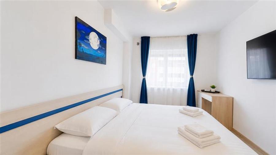 Apartament cu 3 camere decomandat, mobilat în Tractorul