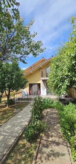 Casă cu Teren 665 Mp în Central