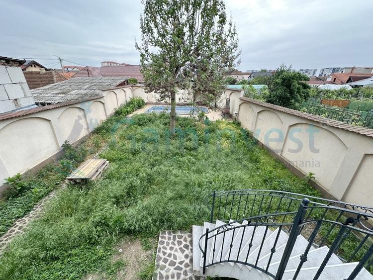 Casă individuală cu 13 camere cu Canalizare în Iosia