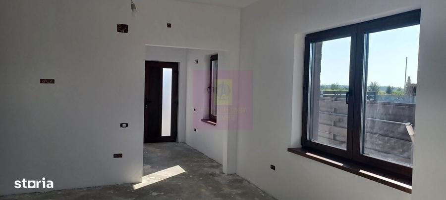 Casă cu 4 camere în Săbăreni