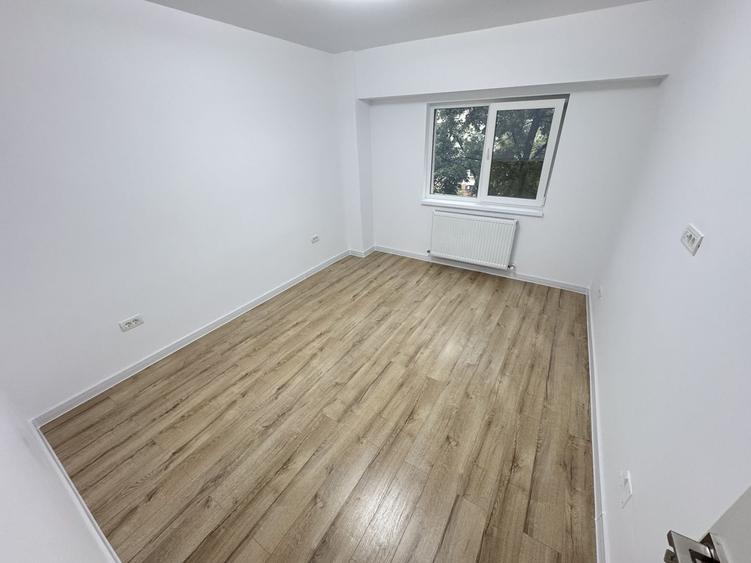 Apartament cu 2 camere decomandat în Trocadero
