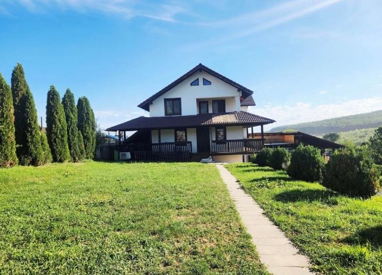 Casă individuală cu 5 camere cu Canalizare în Sadu
