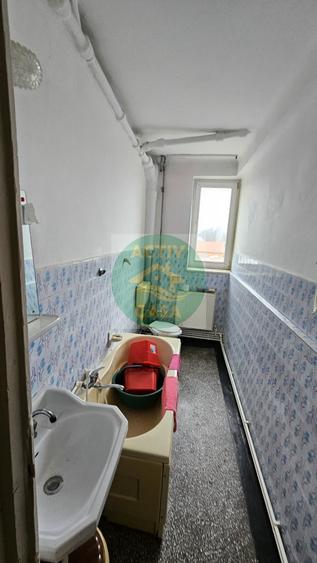 Apartament cu 2 camere decomandat în Roman