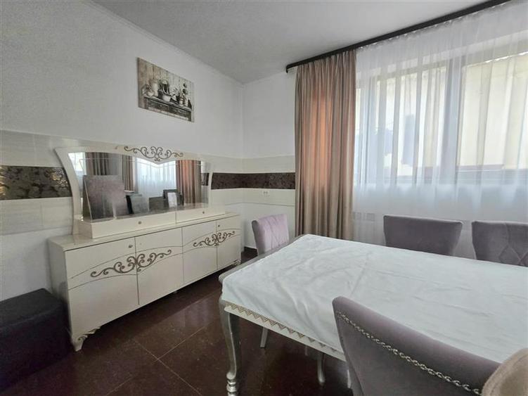 Apartament cu 5 camere semidecomandat în Bucureștii Noi