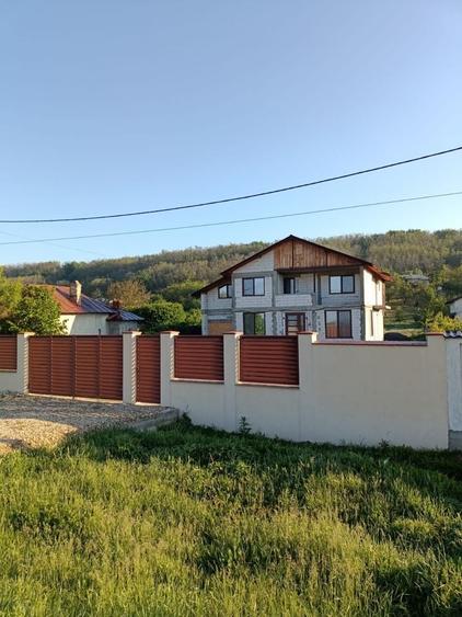 Casă cu 4 camere în Valea