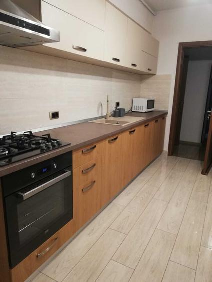 Apartament cu 3 camere decomandat în Tractorul