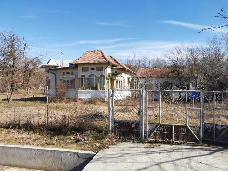 Casă cu 4 camere în Olanu