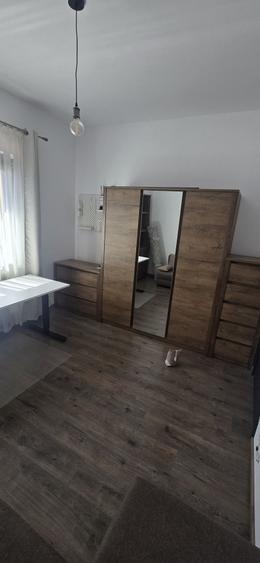 Apartament cu 3 camere semidecomandat în Valea Adâncă