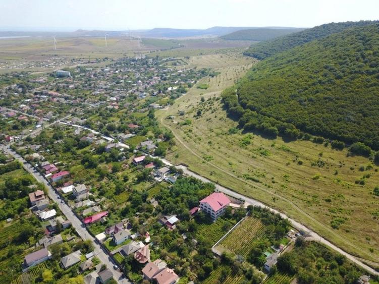 Casă individuală cu 18 camere cu Teren 2000 Mp în Est