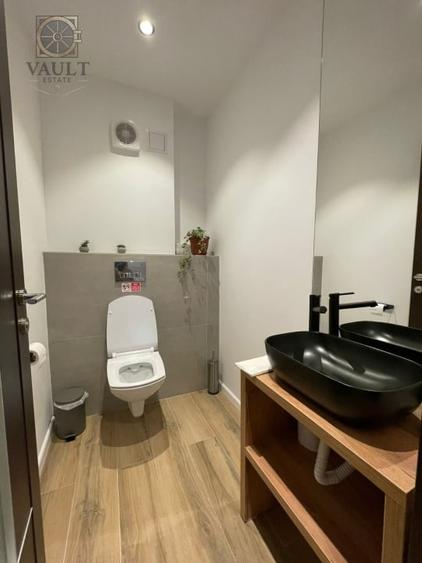 Apartament cu 3 camere semidecomandat, mobilat în P-ța Victoriei