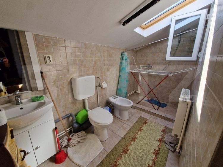 Casă individuală cu 8 camere cu Canalizare în Central