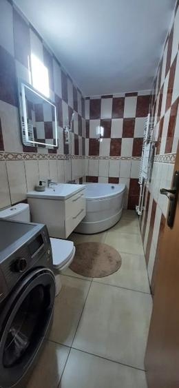 Apartament cu 3 camere decomandat, mobilat în Central