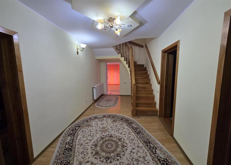 Casă individuală cu 11 camere cu Teren 5000 Mp în Central