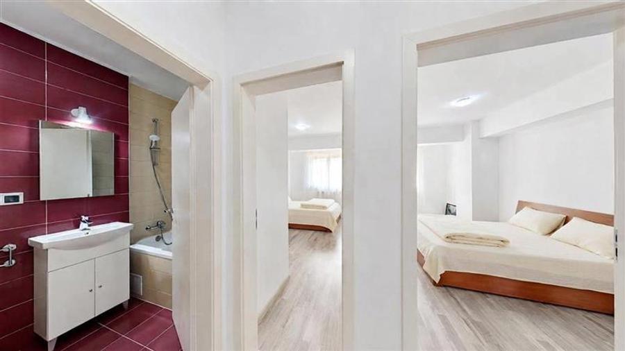 Apartament cu 3 camere decomandat, mobilat în Tractorul