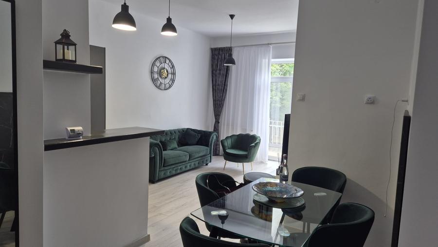 Apartament cu 3 camere decomandat, mobilat în Brașovul Vechi