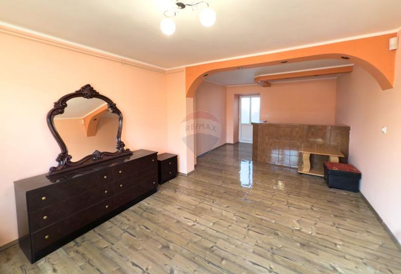 Casă cu 8 camere cu Teren 440 Mp în Central