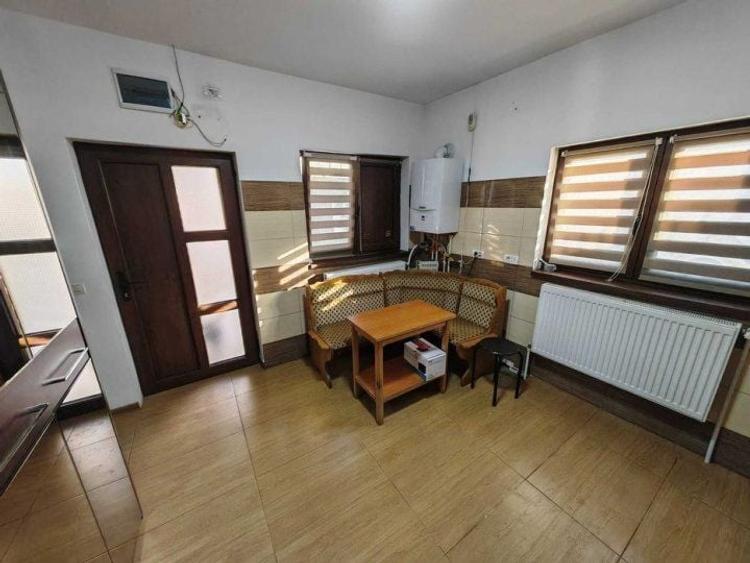 Casă individuală cu 4 camere cu Canalizare în Coiciu