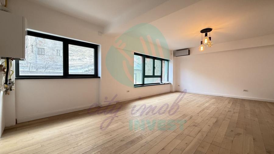 Apartament cu 3 camere semidecomandat în Polonă