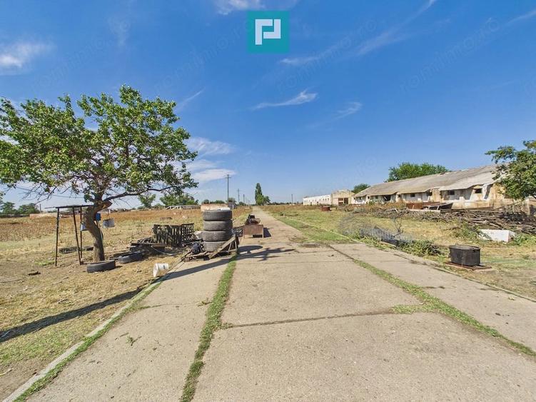 Teren de 146866 mp, în Periferie