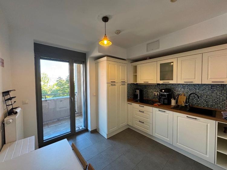 Apartament cu 3 camere semidecomandat în Sisești