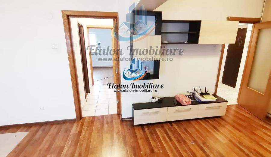 Apartament cu 3 camere semidecomandat în Calea Romanului