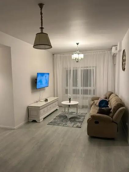 Apartament cu 3 camere semidecomandat, mobilat în Central
