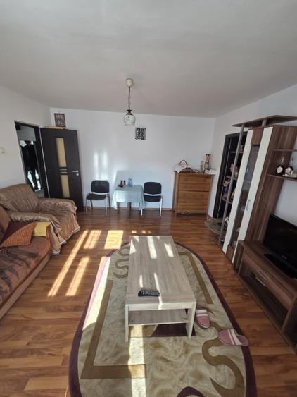 Apartament cu 3 camere semidecomandat în Alexandru cel Bun