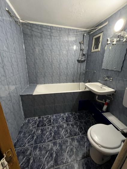 Apartament cu 4 camere semidecomandat în Rahova