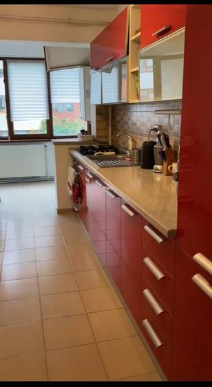 Apartament cu 3 camere semidecomandat în Berceni