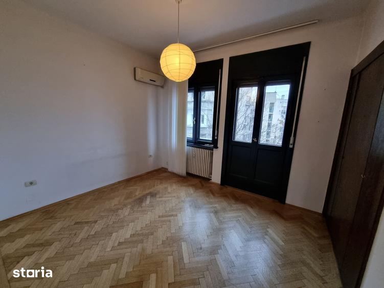 Apartament cu 4 camere în Romană