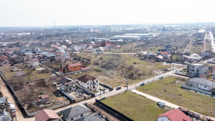 Teren Construcții intravilan de 1833 mp, în Est