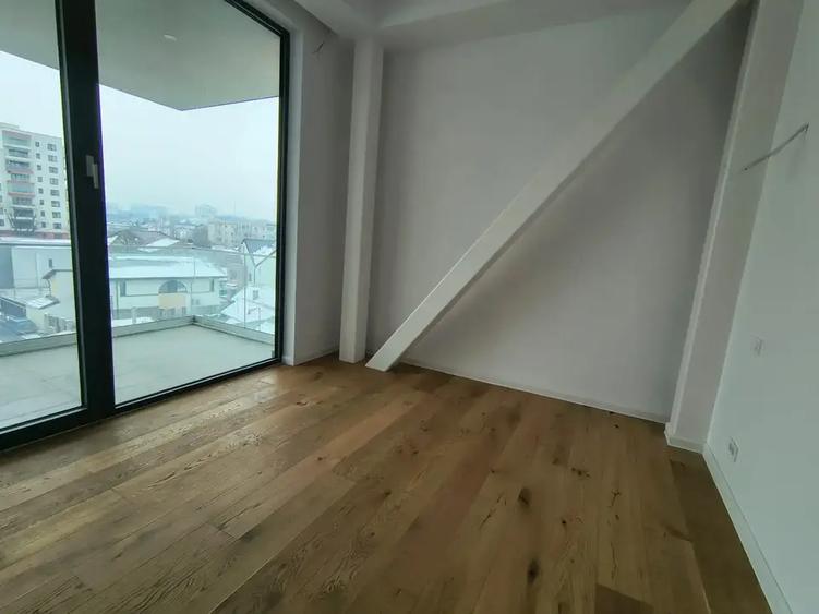 Apartament cu 4 camere decomandat în Aviației