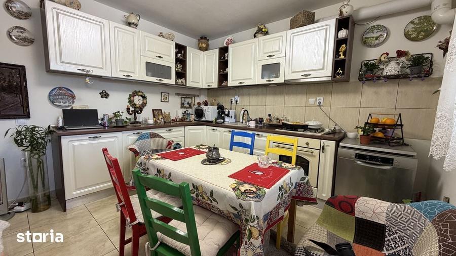 Casă cu 6 camere cu Teren 1000 Mp în Vărăști