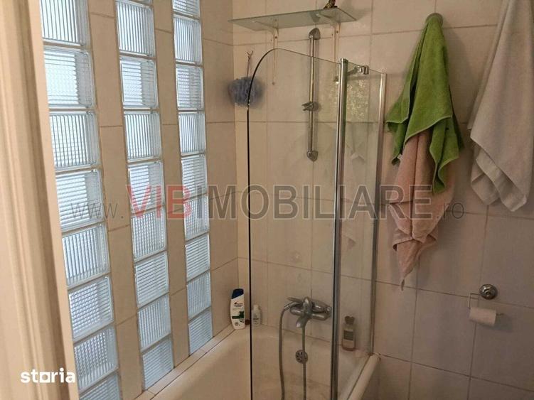 Apartament cu 4 camere semidecomandat, mobilat în Lipovei