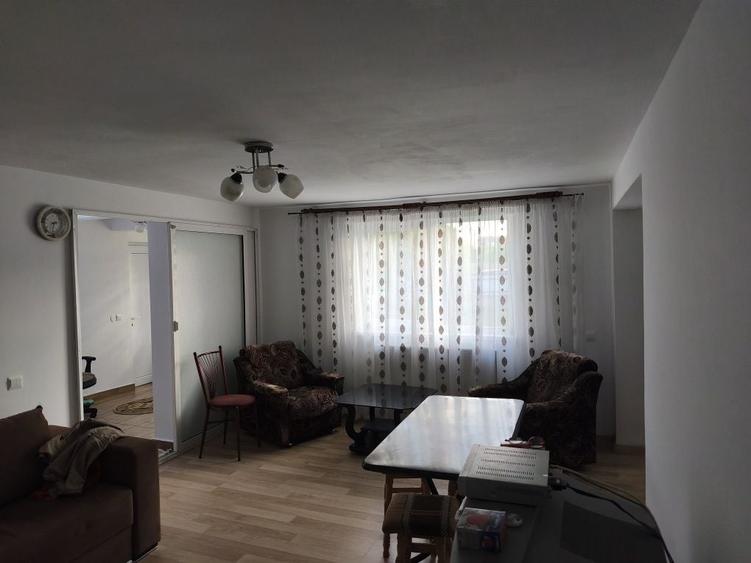 Casă cu 4 camere cu Teren 1000 Mp în Stroiești