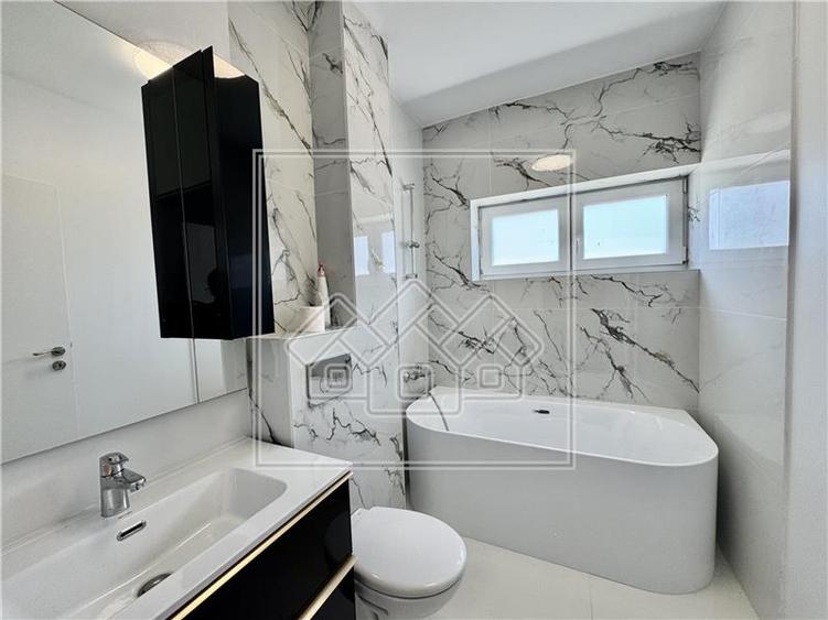 Penthouse cu 3 camere semidecomandat în Exterior Vest