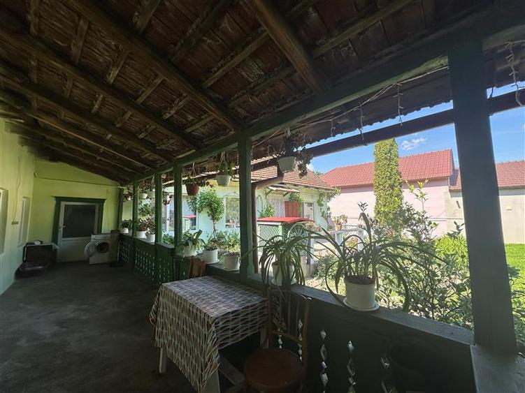 Casă individuală cu 4 camere cu Canalizare în Est