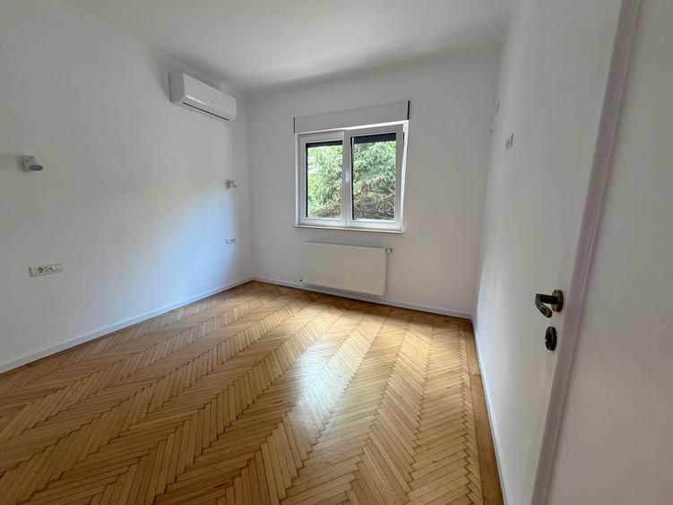 Apartament cu 3 camere semidecomandat în Capitale