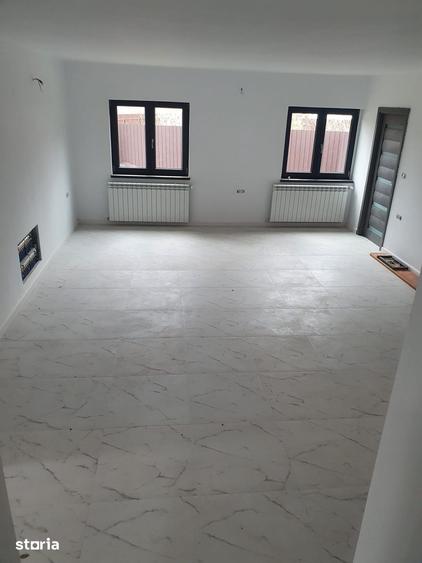 Casă cu Teren 1000 Mp în Mănăstirea Cașin