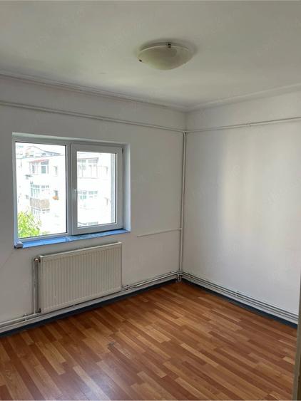 Apartament cu 3 camere semidecomandat în Mioriței