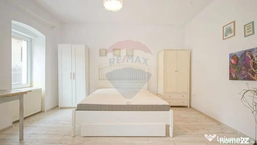 Apartament cu 3 camere semidecomandat în Schei