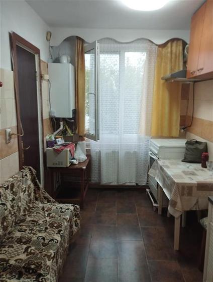 Apartament cu 3 camere semidecomandat în 9 Mai