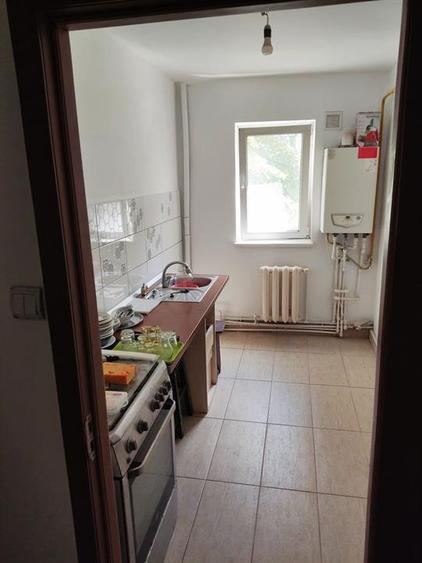 Apartament cu 3 camere semidecomandat, mobilat în Dacia