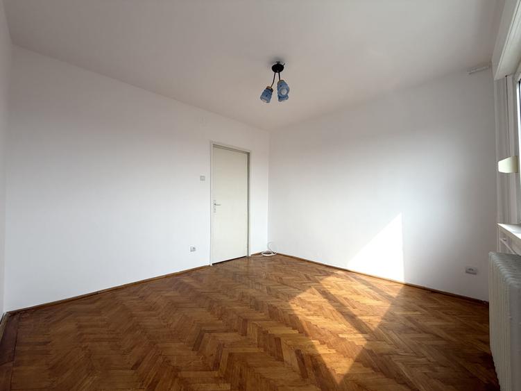 Apartament cu 3 camere semidecomandat în Punctele Cardinale