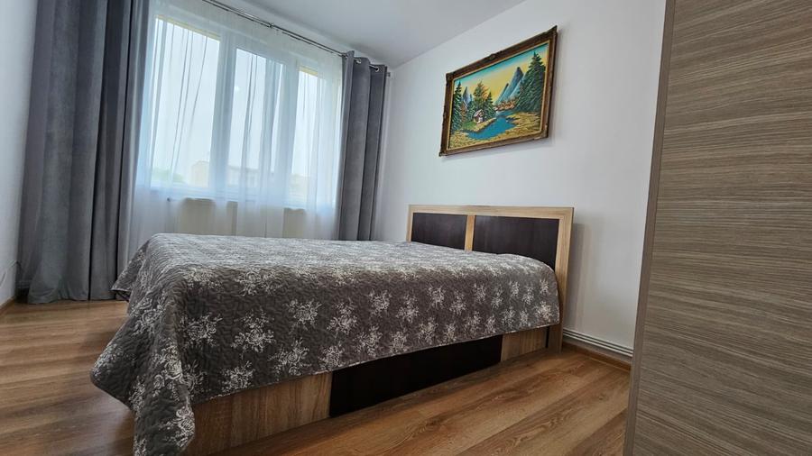 Apartament cu 4 camere decomandat în Tractorul