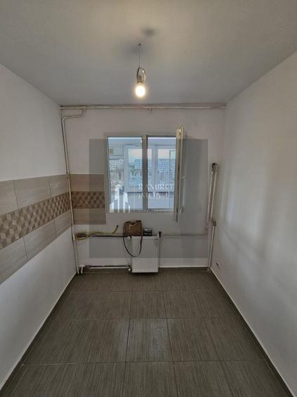 Apartament cu 3 camere decomandat în Titan