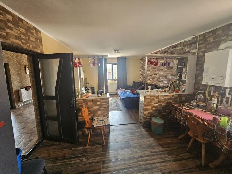 Casă cu 4 camere în Grindu
