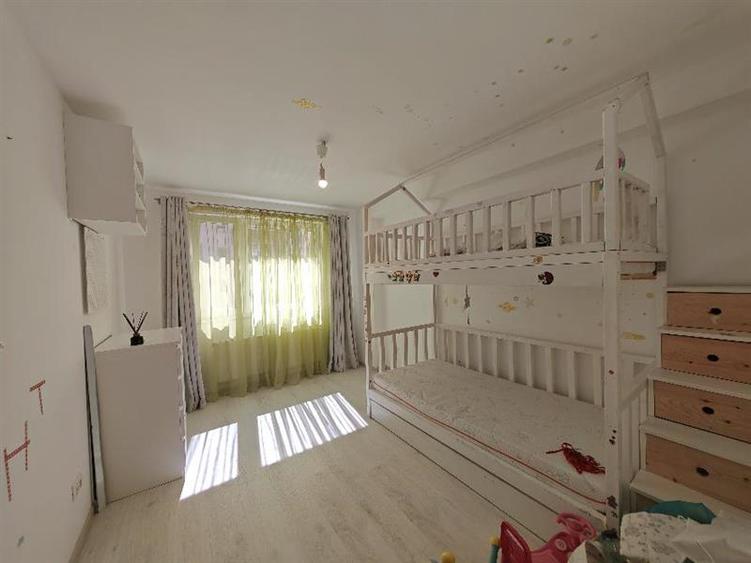 Apartament cu 3 camere decomandat, mobilat în Tractorul